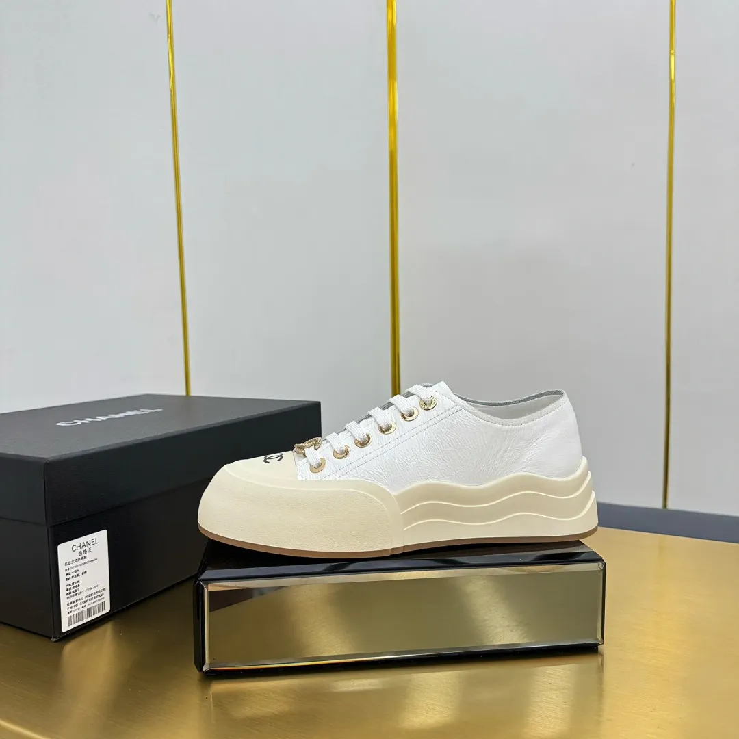 👟👟Ex-factory price 560👟👟 Top version, original quality! ! ! Chanel Chanel - 2025 biscuit shoes, the top casual sports shoes in the counter, this classic design; the upper is electro-embroidered with a variety of craftsmanship; the outsole is fashionable and sporty; the extraordinary inclusion of a variety of color elements... The diversified mix and match is very good-looking and versatile, casual, fashionable, sports, and outdoor can be taken into account... ꫛꫀꪝ Go➫ Material: ❶Upper: Original first-layer cowhide ❷Inner: Sheepskin ❸Outsole is based on: original TPU combination outsole, full set of boutique packaging for women 35–41 👉